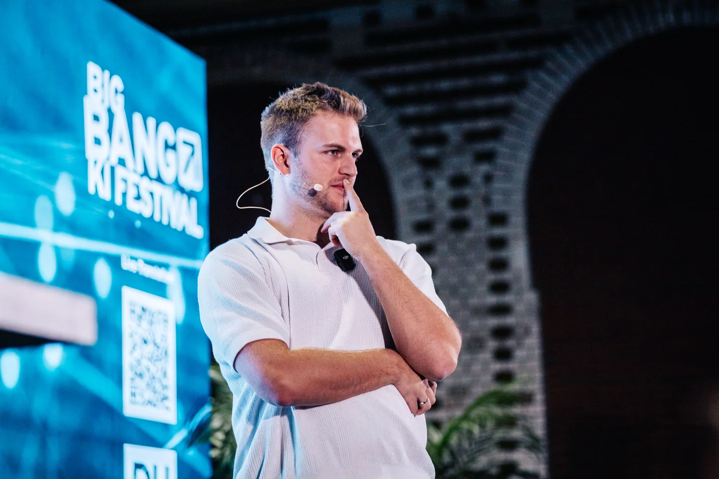 Marco Heer hört beim BIG BANG KI Festival nachdenklich zu