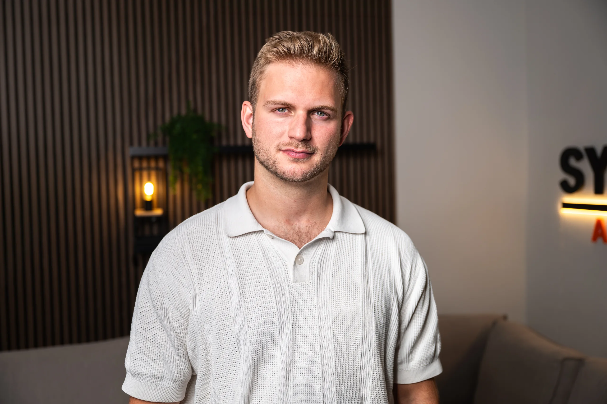 Marco Heer in den Räumen von Synclaro