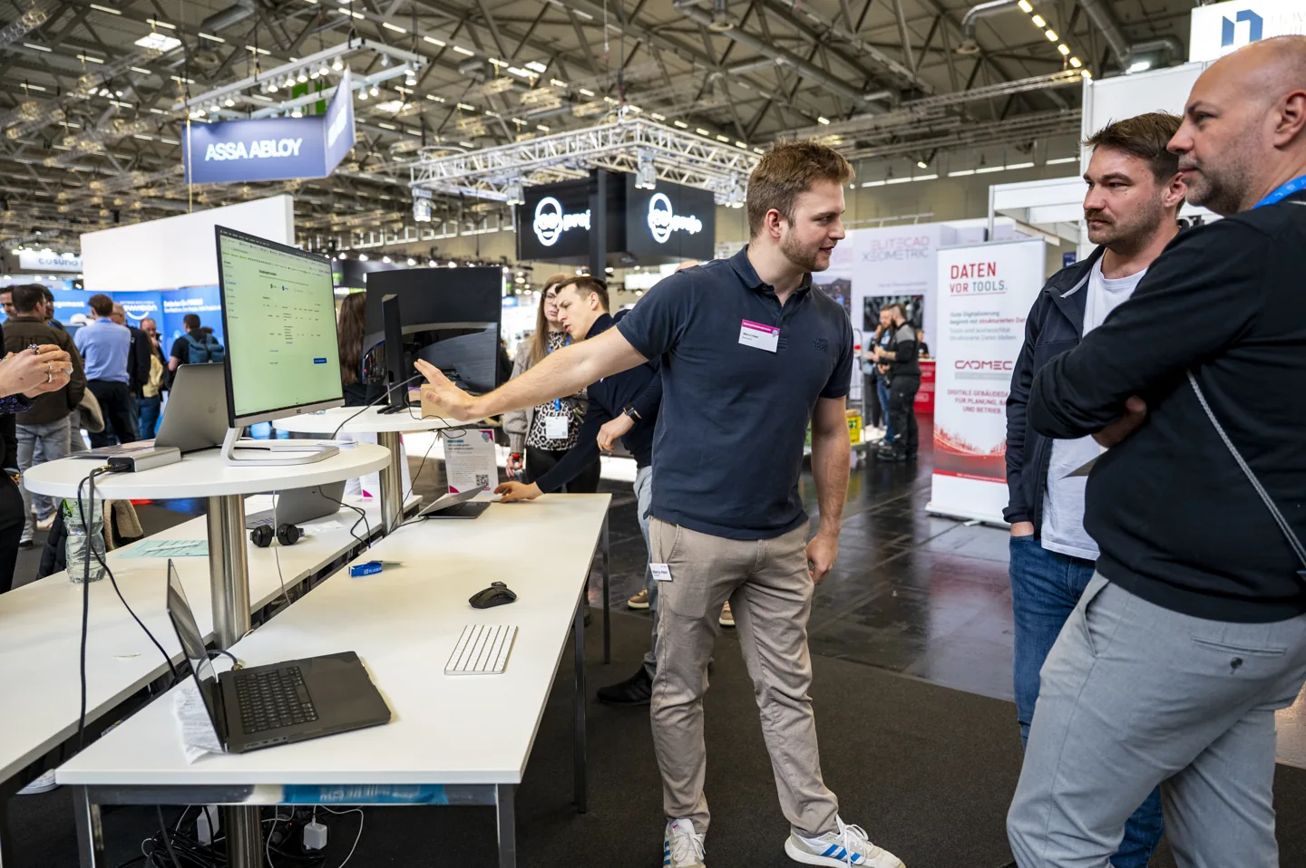 Marco führt Besucher auf der Messe durch eine praktische Anwendung