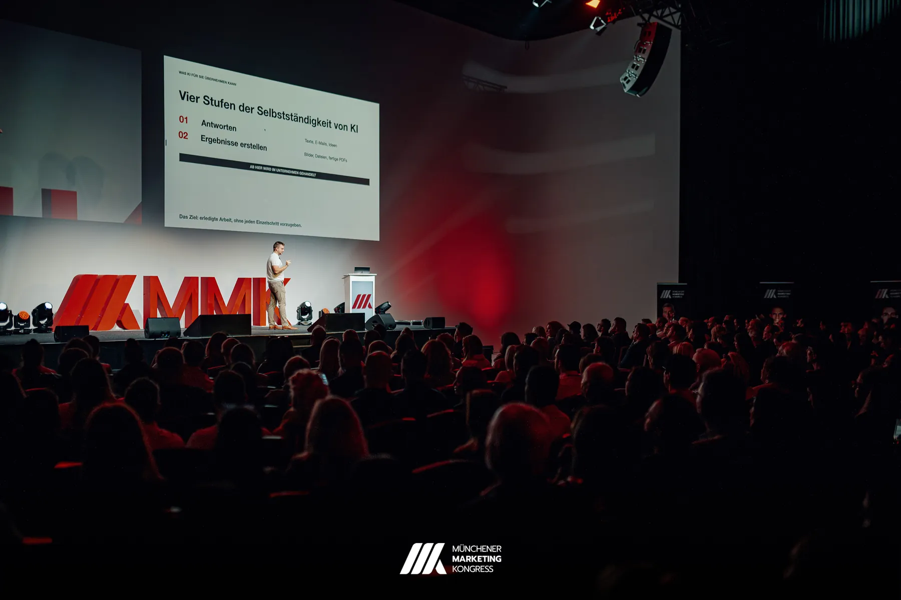 Marco Heer vor dem Publikum des Münchener Marketing Kongresses